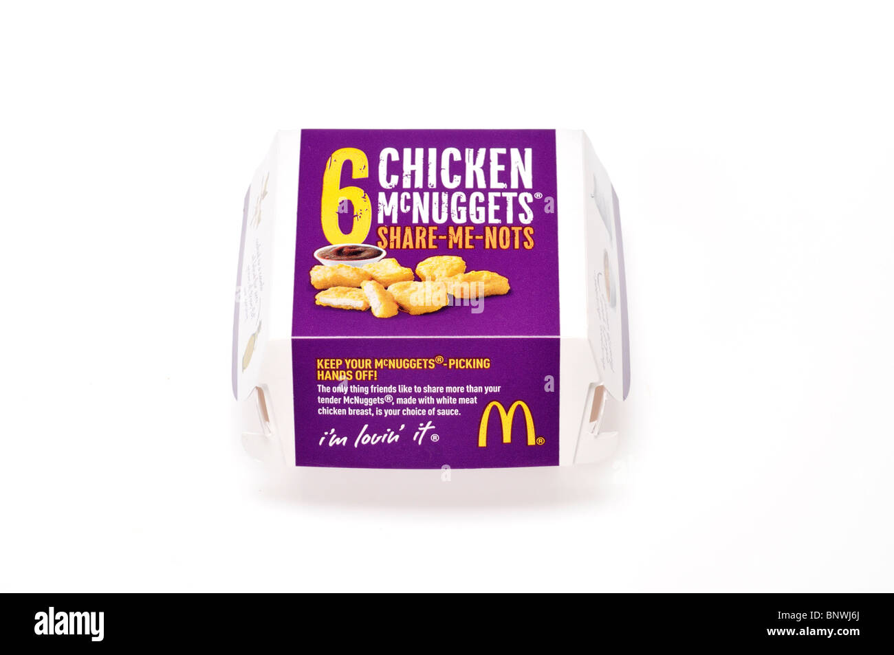 Embalaje contenedor o caja de 6 nuggets de pollo de McDonald's sobre fondo blanco. Foto de stock