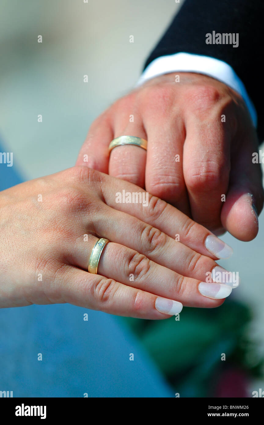 Manos y anillos de una pareja de novios Fotografía de stock - Alamy
