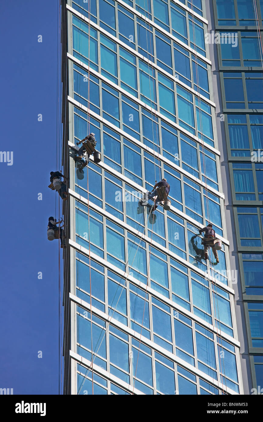 Qué habilidades requiere limpiar ventanas de edificios?