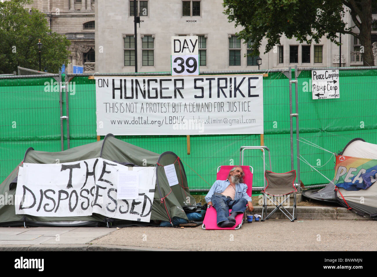 Un manifestante en huelga de hambre en el campamento de la paz, Parliament Square, Westminster, London, England, Reino Unido. Foto de stock