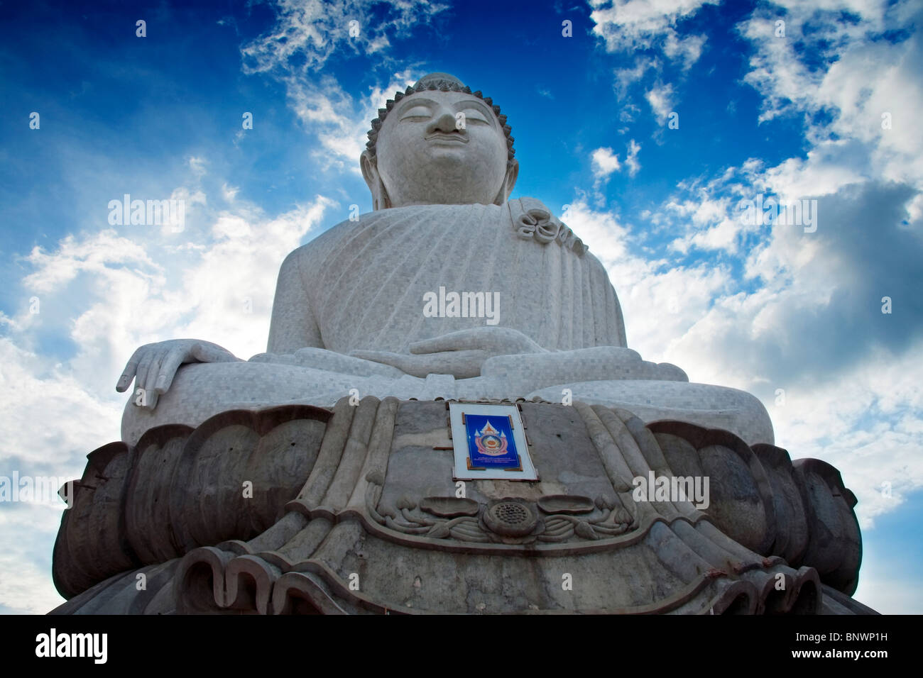 Buda de 45 metros de altura con vistas a la isla de Phuket Foto de stock