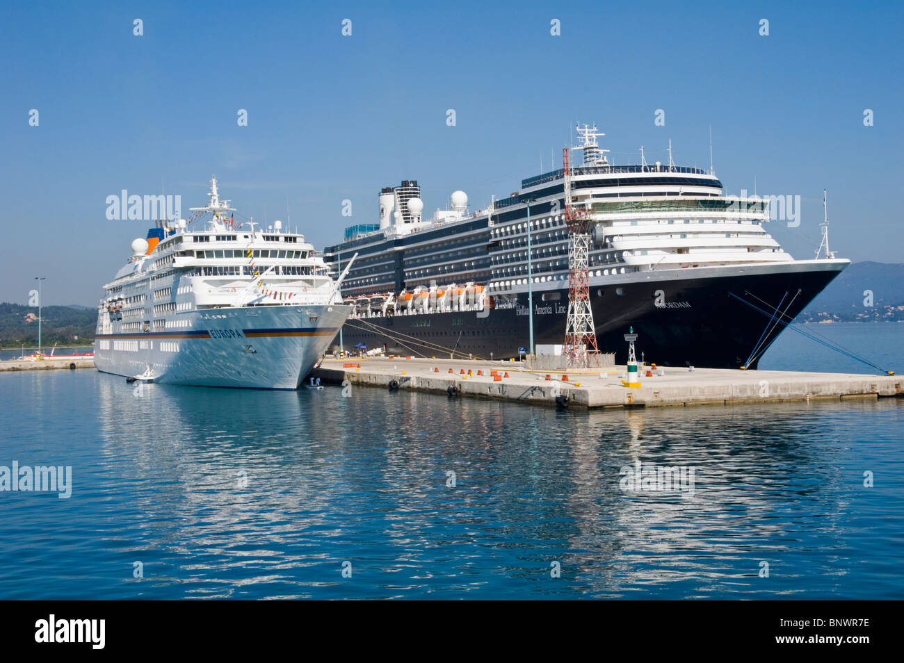 Los cruceros turísticos en el puerto de la isla griega de Corfú, Grecia GR Foto de stock