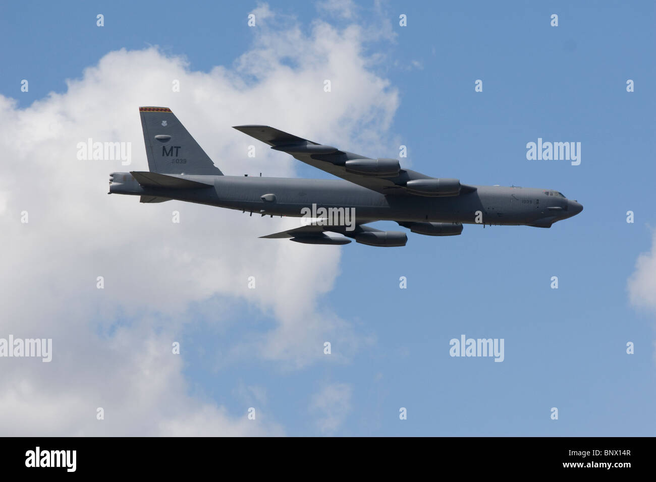Boeing B52 bombardero USAF vuela pasado en Farnborough International Air Show 2010 Gran Bretaña Foto de stock