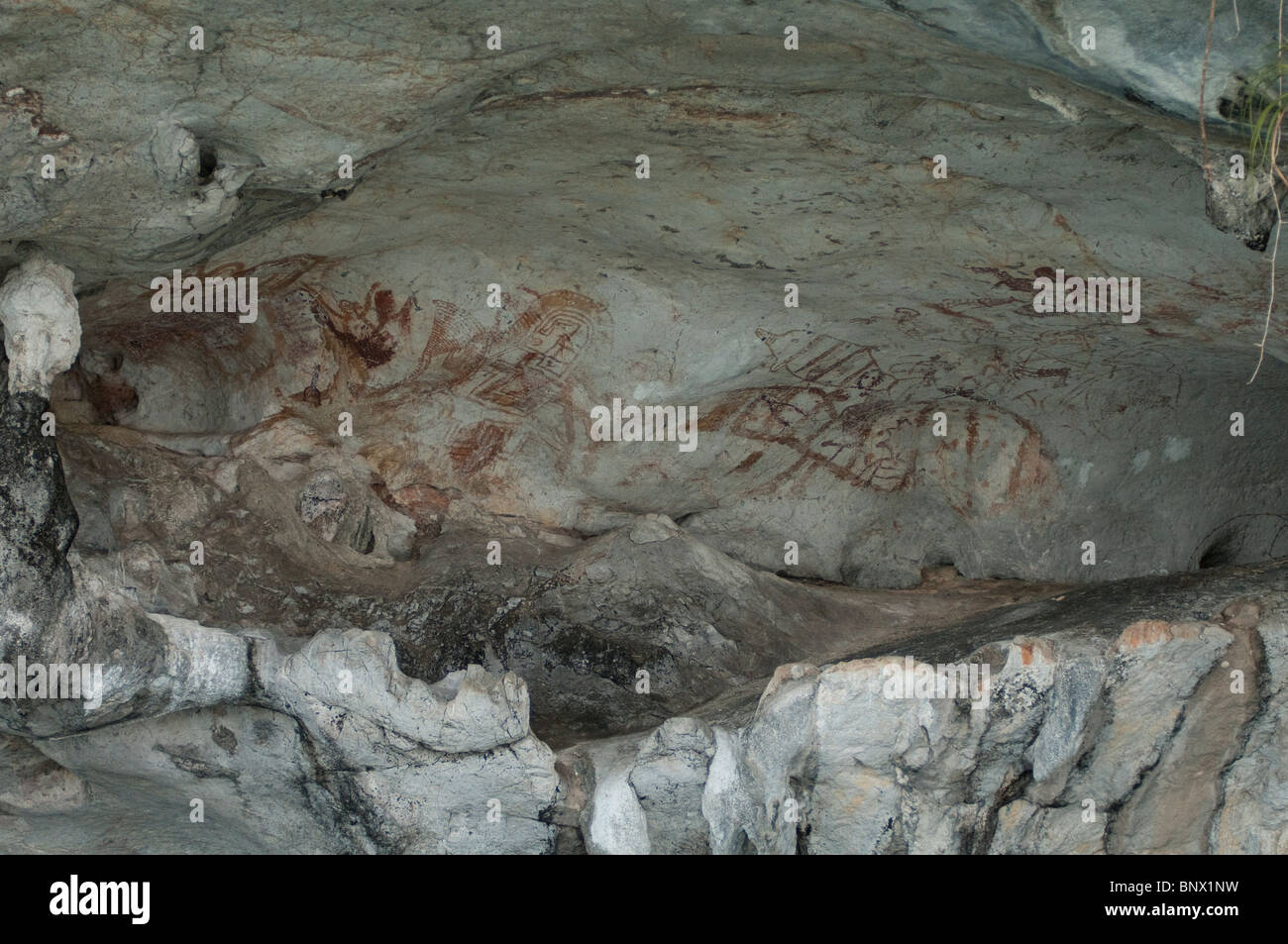 Pinturas prehistóricas en un saliente de una inusual de la piedra caliza, o karst, islas de la Bahía Phang Nga, Tailandia Foto de stock