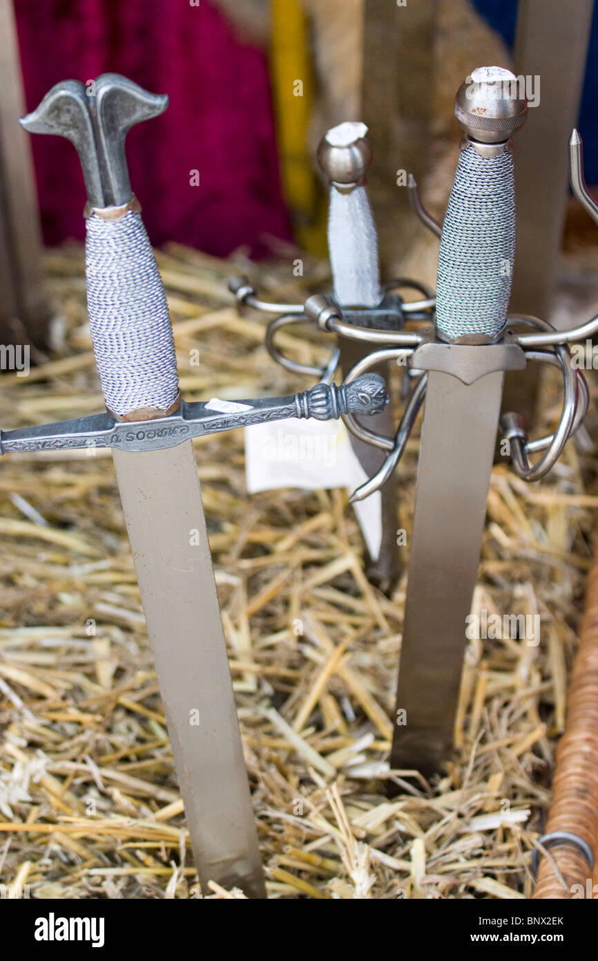 Real espadas medievales de gladiadores en el festival Rodemack Fotografía  de stock - Alamy