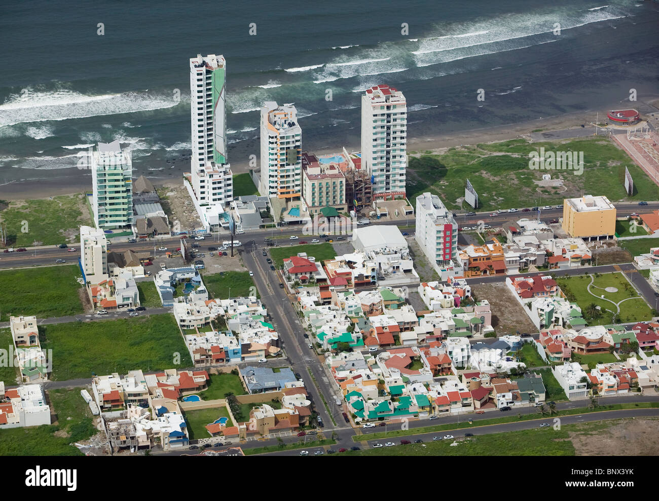 Vista aérea por encima de torres altas de playas del Golfo de México Veracruz Foto de stock