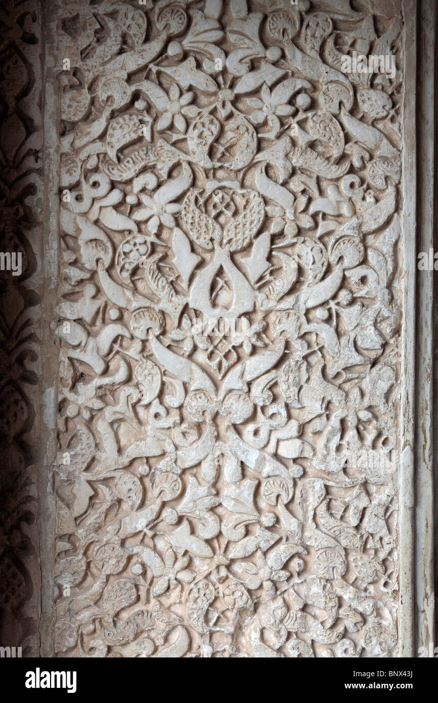 Detalle de estucos en el cuaro Dorado de los palacios nazaríes de la Alhambra Granada Andalucía España Europa Foto de stock