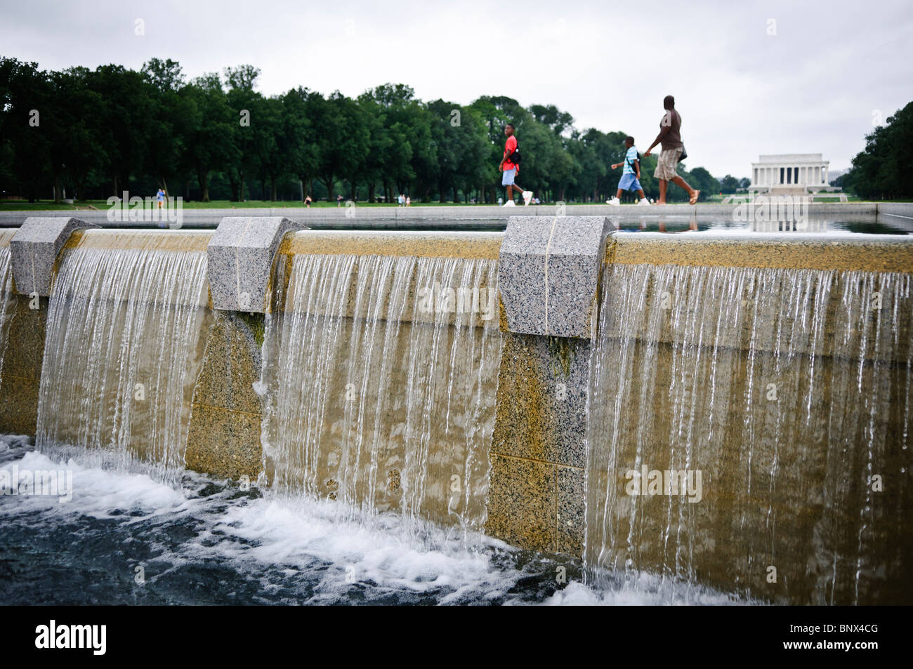 WASHINGTON DC, Estados Unidos - Fuentes en el Memorial de la Segunda Guerra Mundial en el National Mall con el Lincoln Memorial y el espejo de agua en el fondo. Foto de stock