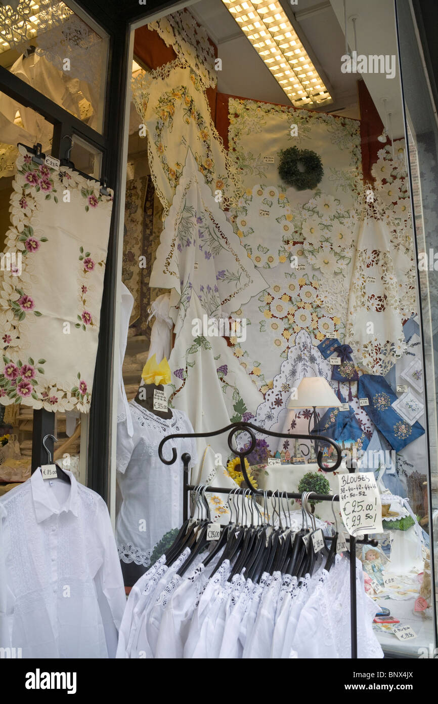 Brujas Bélgica Europa UE mostrar Tienda de puntilla belga producida  localmente blusas y manteles Fotografía de stock - Alamy