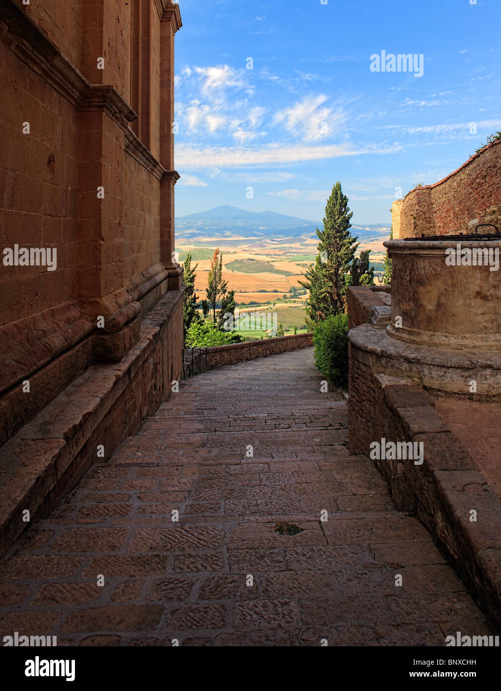Paseo en Pienza ofrece unas magníficas vistas de los alrededores del paisaje toscano Foto de stock