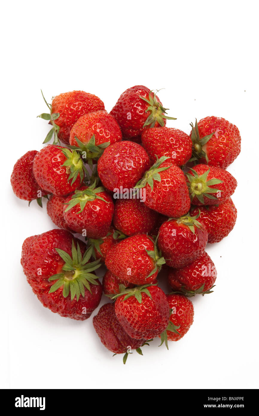 Fresas rojas frescas sobre un fondo blanco aislado Foto de stock