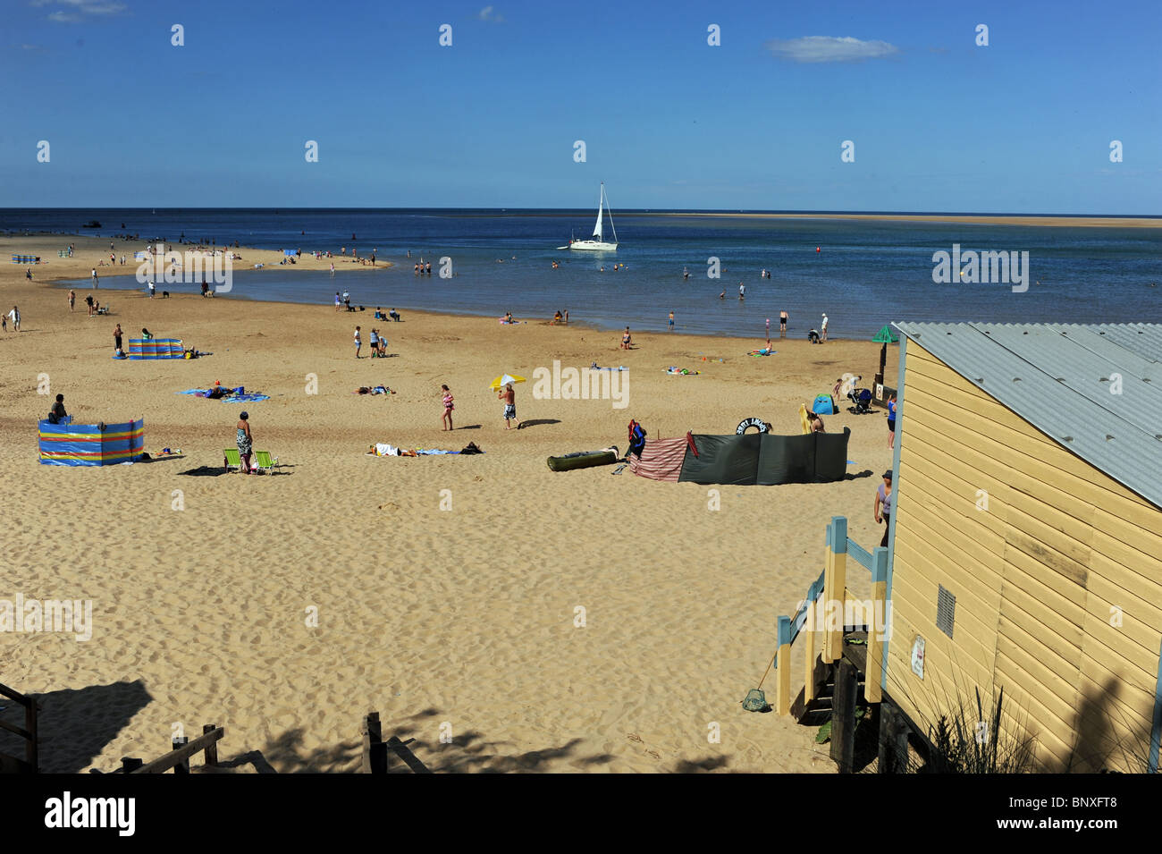 La playa de pozos junto al mar en la costa de North Norfolk en los calurosos días de verano UK Foto de stock