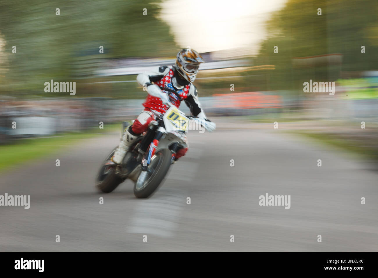 Equitación moto, velocidad de movimiento borrosa Foto de stock