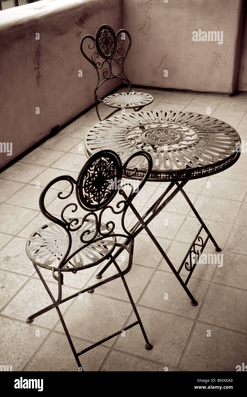 Vintage mesa y sillas de hierro antiguo Fotografía de stock - Alamy