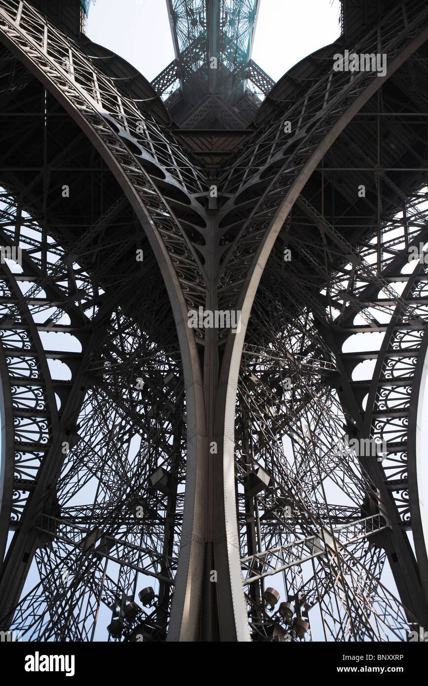 La Torre Eiffel, en París, Francia, vista de ángulo bajo la viga de apoyo Foto de stock