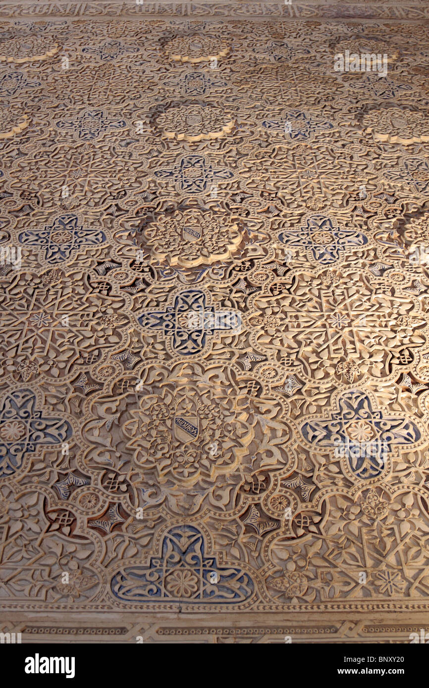 Decoración de estuco en la Sala de Abencerrajes en los palacios nazaríes de la Alhambra Granada Andalucía España Europa Foto de stock