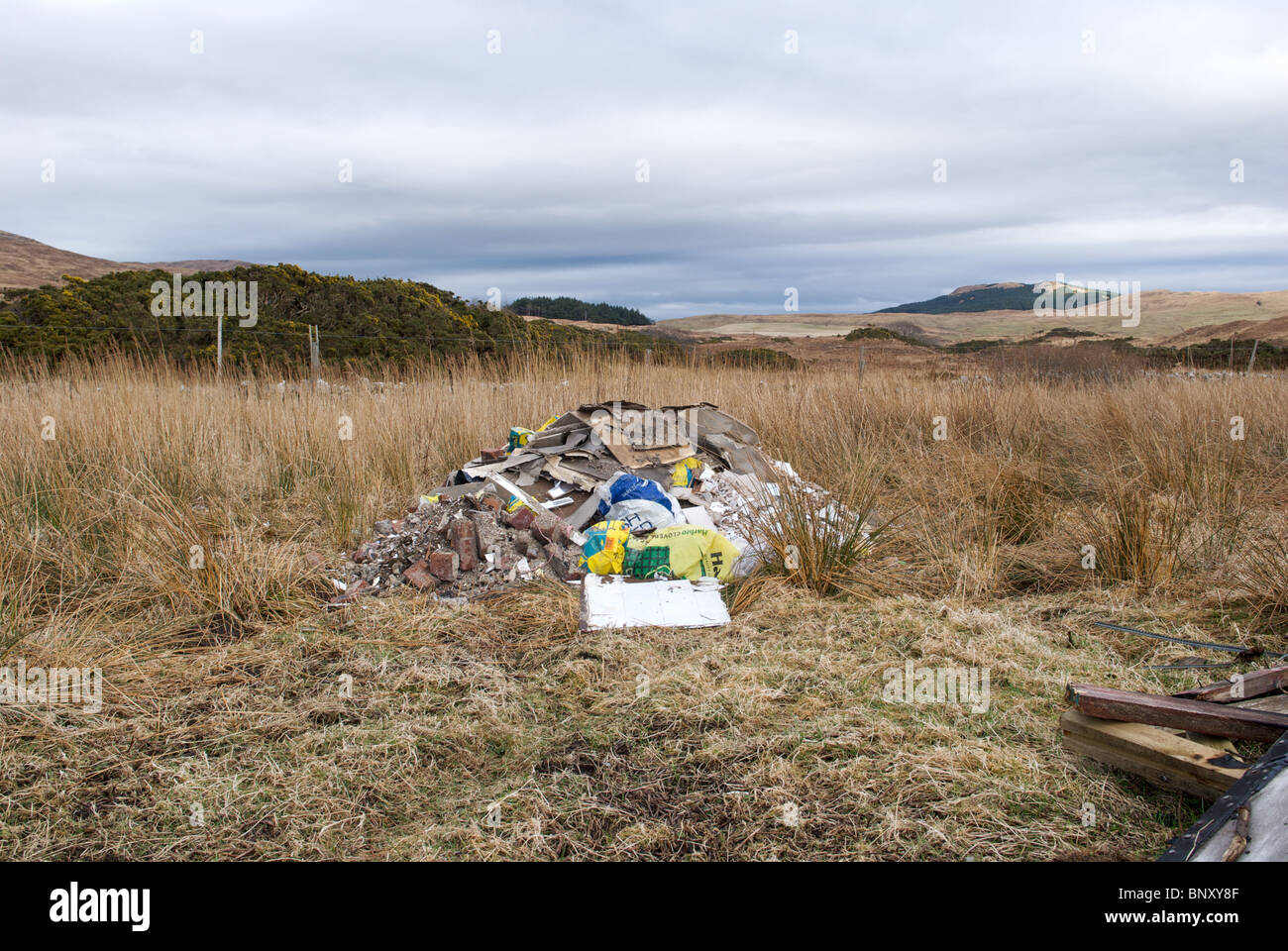 Amontonaron residuos vertidos en la tierras de labrantío, Kilchoan, Ardnamurchan, Scotland, Reino Unido Foto de stock