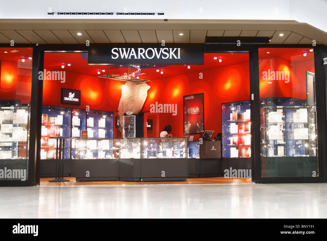 Tienda Swarovski en shopping mall en España Fotografía de stock - Alamy