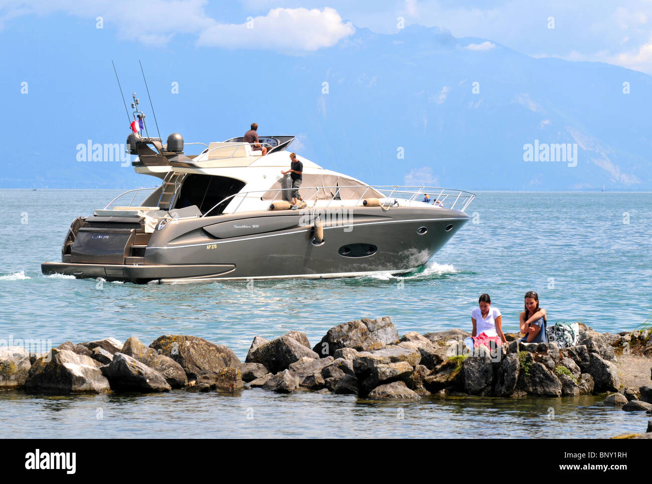 Yate de lujo en el lago Lausanne, Suiza Foto de stock