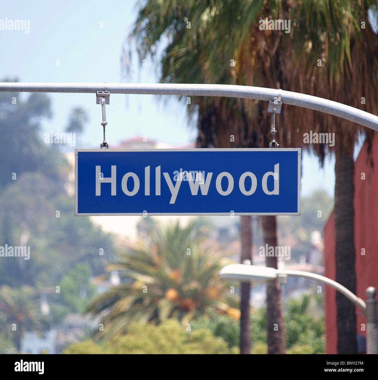 Hollywood Sign Bl con palmeras en Los Angeles, California. Foto de stock