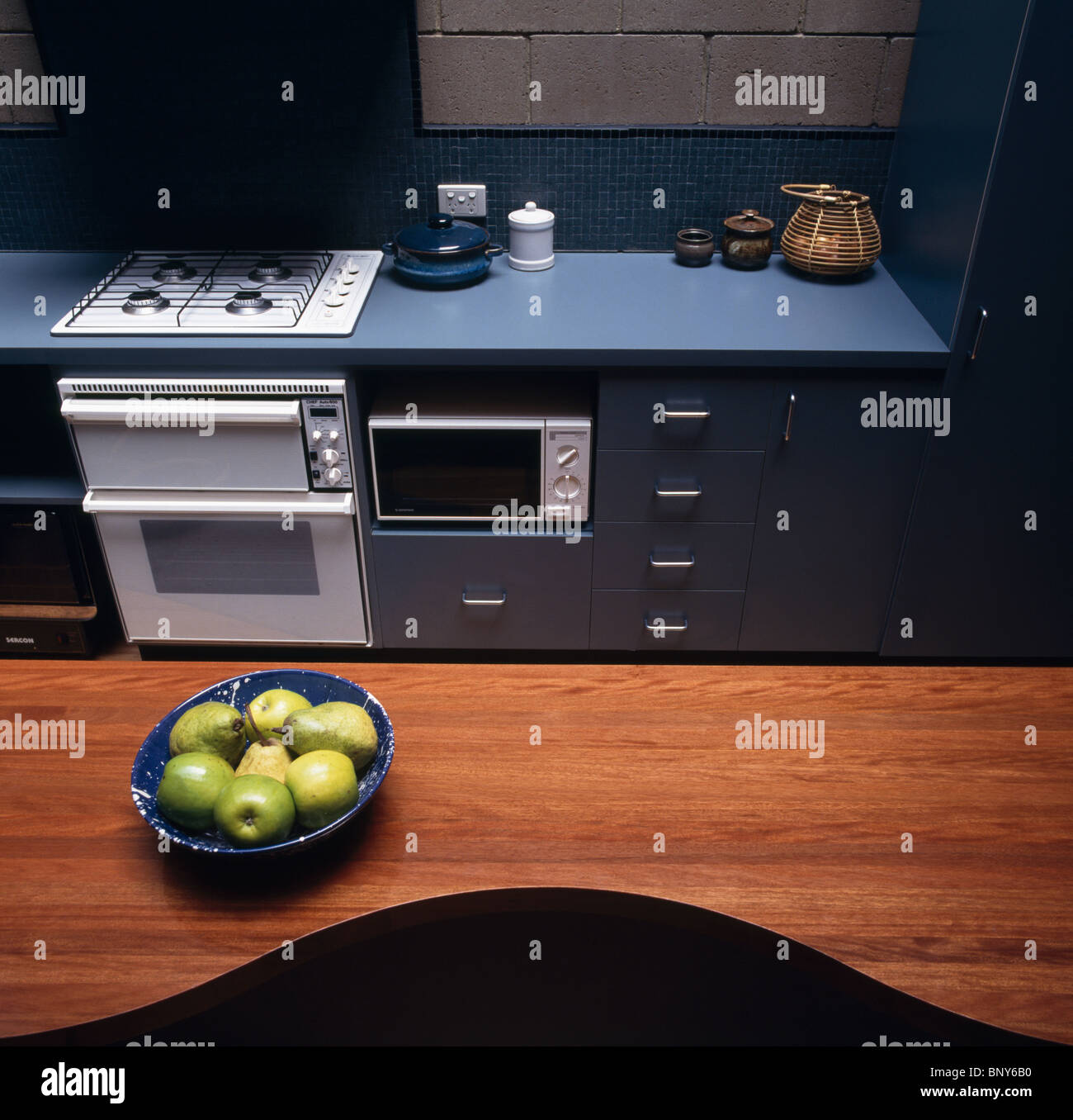 Moderno horno de microondas sobre fondo blanco Fotografía de stock - Alamy