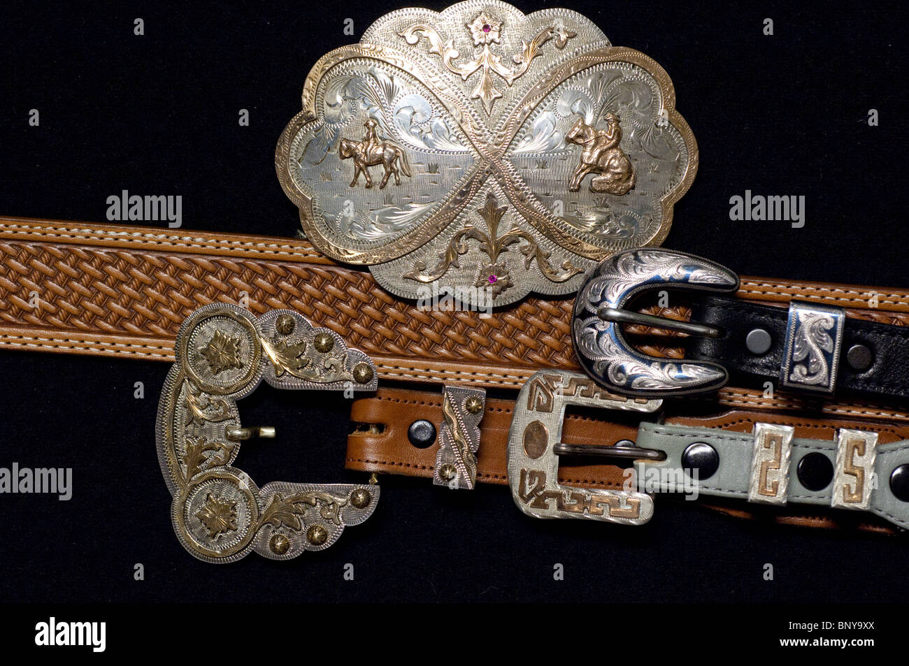Sterling Silver & Gold, grabado a mano Western hebillas de cinturones de  cuero. Liberación de la propiedad Fotografía de stock - Alamy