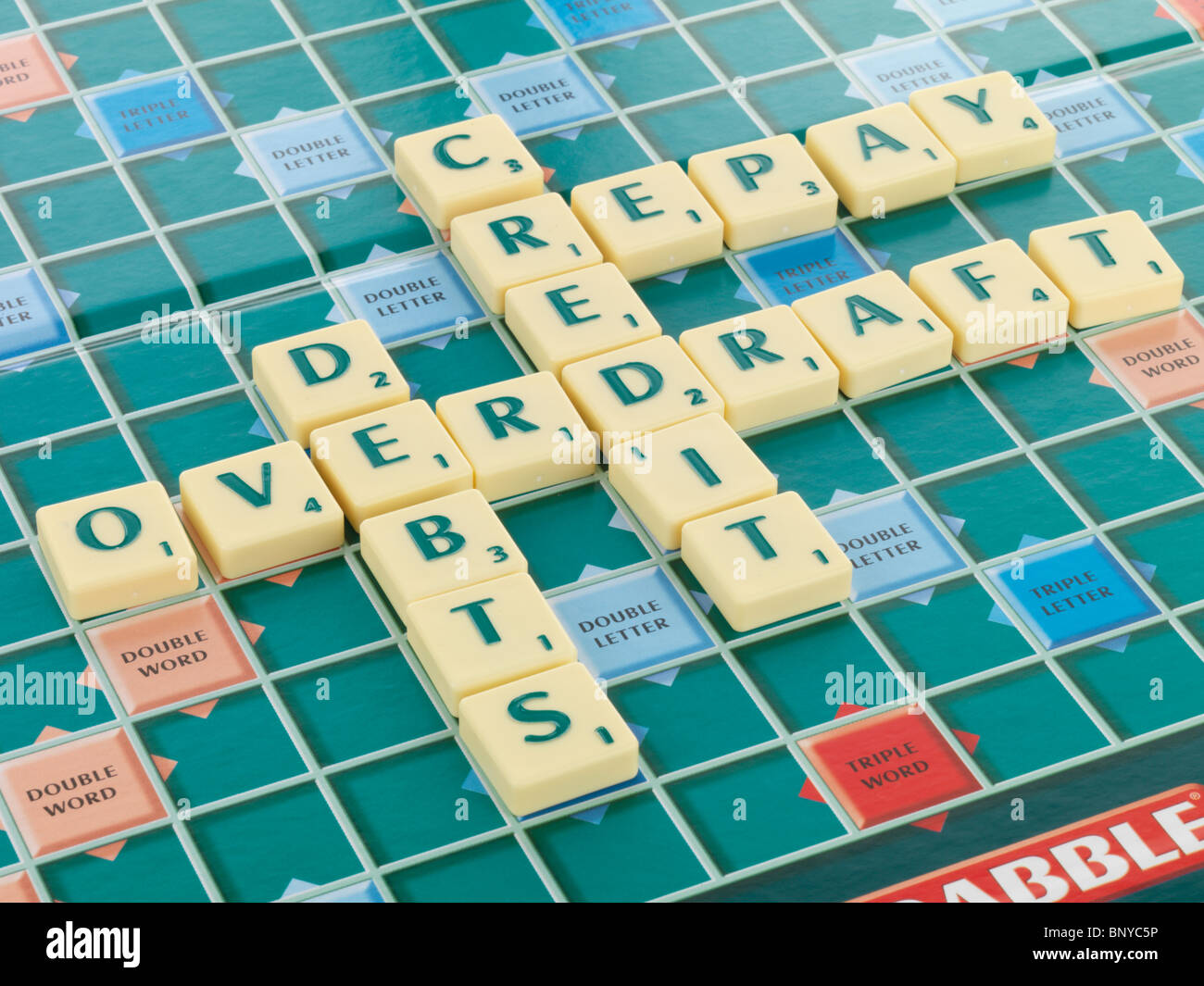 Junta Scrabble con deudas Foto de stock