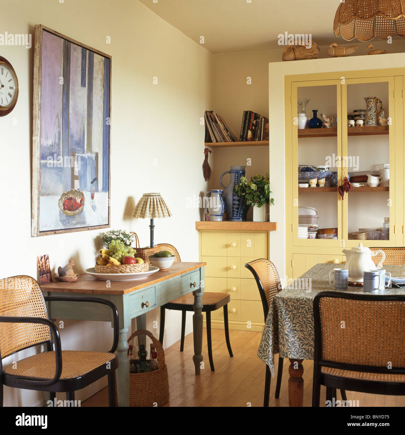 Gran imagen de arriba pintadas de verde-lateral mesa y sillas con respaldo  de caña en el país cocina comedor con armarios pintados de amarillo  Fotografía de stock - Alamy