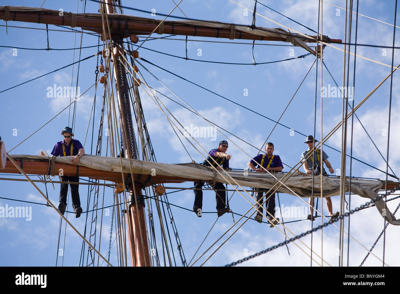 Los marineros en el mástil de un velero tradicional, durante el Festival de barcos de madera. Hobart, Tasmania, Australia Foto de stock