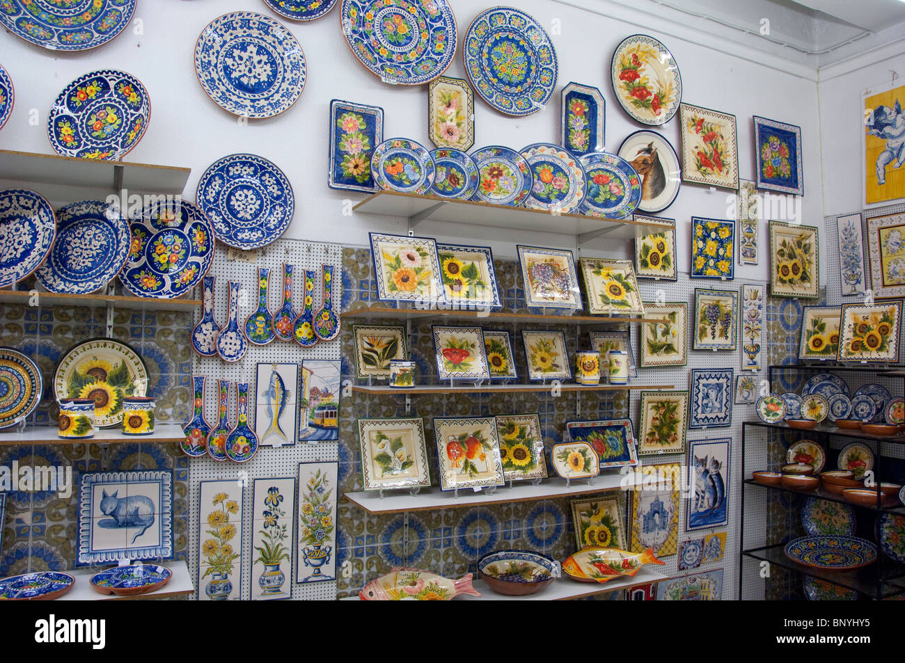 Azulejos portugueses pintados a mano fotografías e imágenes de alta  resolución - Alamy