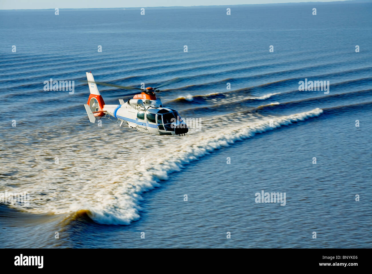 Helicóptero sobrevolando el Océano Pacífico en América del Sur Foto de stock