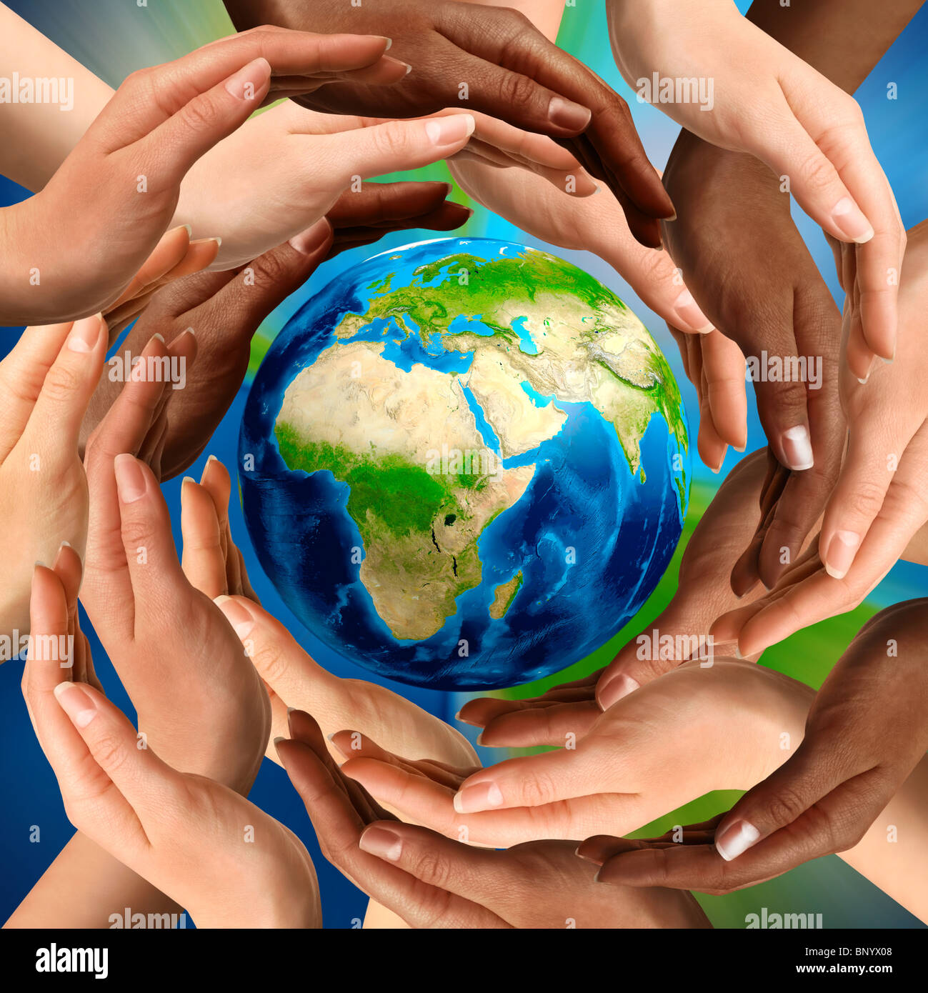 Hermoso símbolo conceptual del globo terráqueo multirracial con manos humanas alrededor de ella. La unidad y la paz mundial concepto. Foto de stock