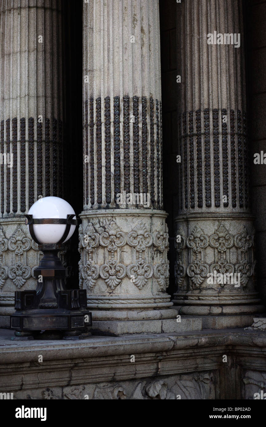 Pilares decorativos en el exterior del Palacio Nacional en la Ciudad de Guatemala Foto de stock