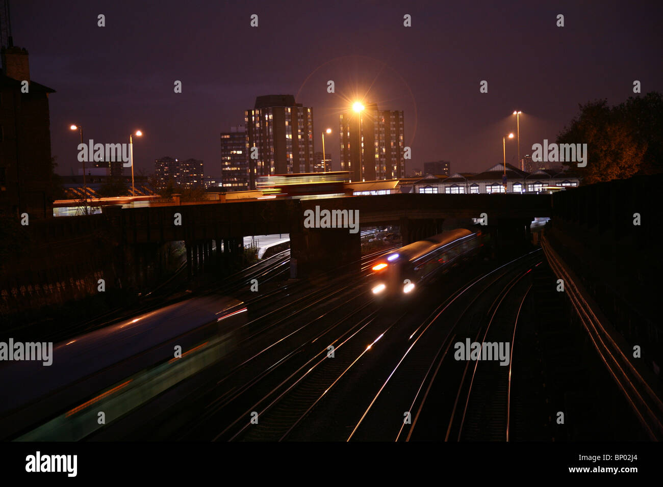 Vista de noche de la línea de ferrocarril y el puente en la noche en Clapham, Londres Foto de stock