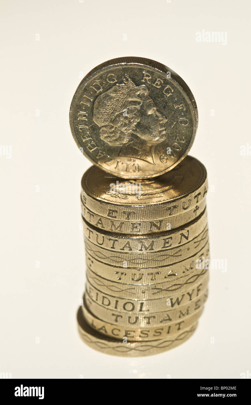 Un montón o pila de una libra monedas Foto de stock