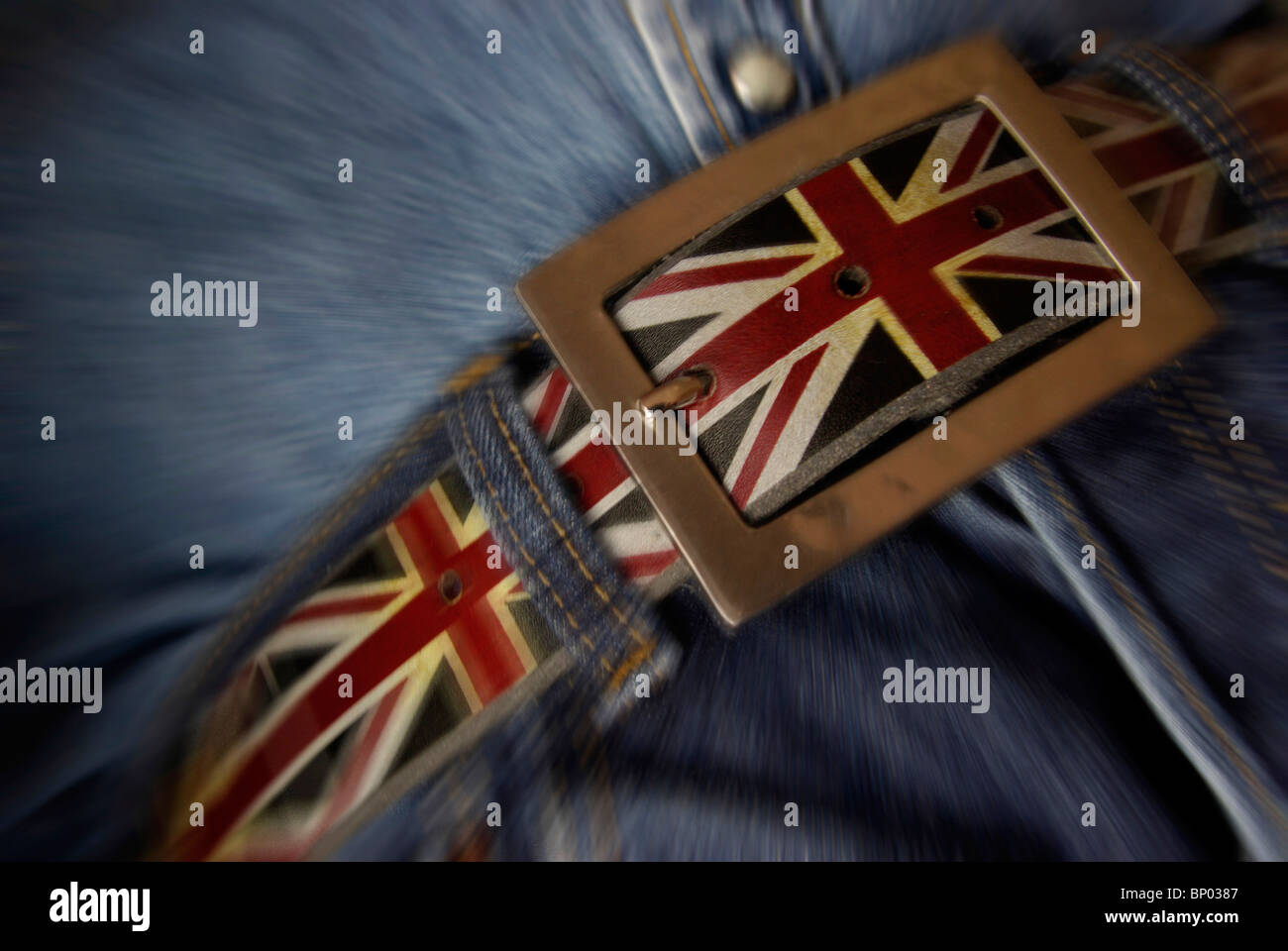 Apretar el cinturón, apretando el cinturón concepto con la bandera del Reino Unido. (Reducción de costes,recortes presupuestarios) Foto de stock