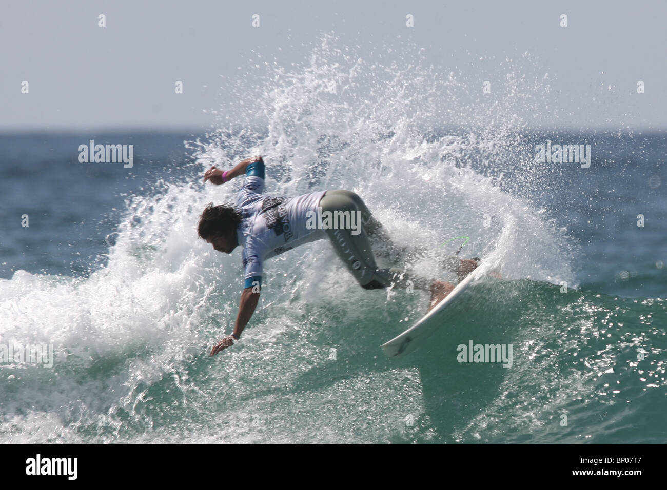 El neozelandés, Jay Quinn, finalista en el concurso Relenless Boardmasters surf, Newquay, Cornwall, 8 de agosto. Foto de stock