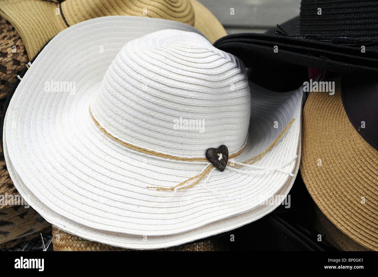 Artículos relacionados: Indiana jones fedora sombrero, látigo, cuchilla,  antique skeleton keys y otros artefactos de fotografía temática Fotografía  de stock - Alamy