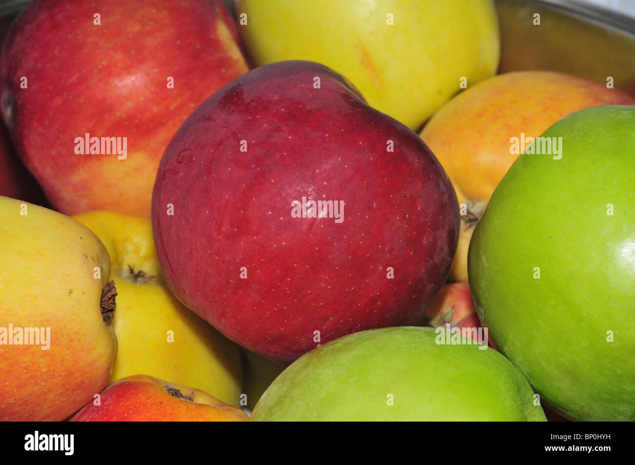 Un tazón de manzanas rojas y verdes Foto de stock
