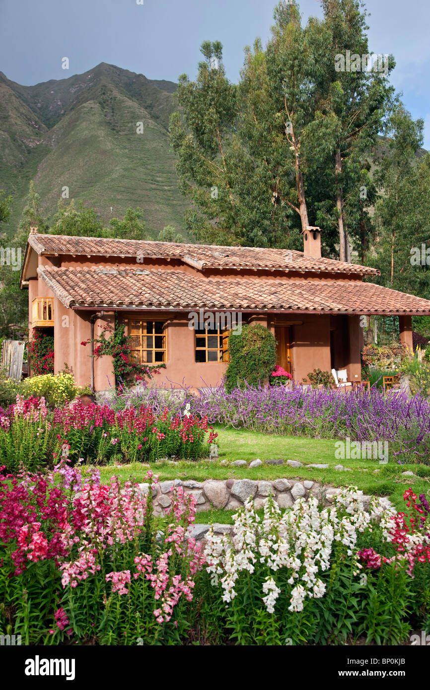 Perú, uno de los atractivos chalets Villas en Urubamba, en unos hermosos jardines, a poca distancia de Urubamba. Foto de stock
