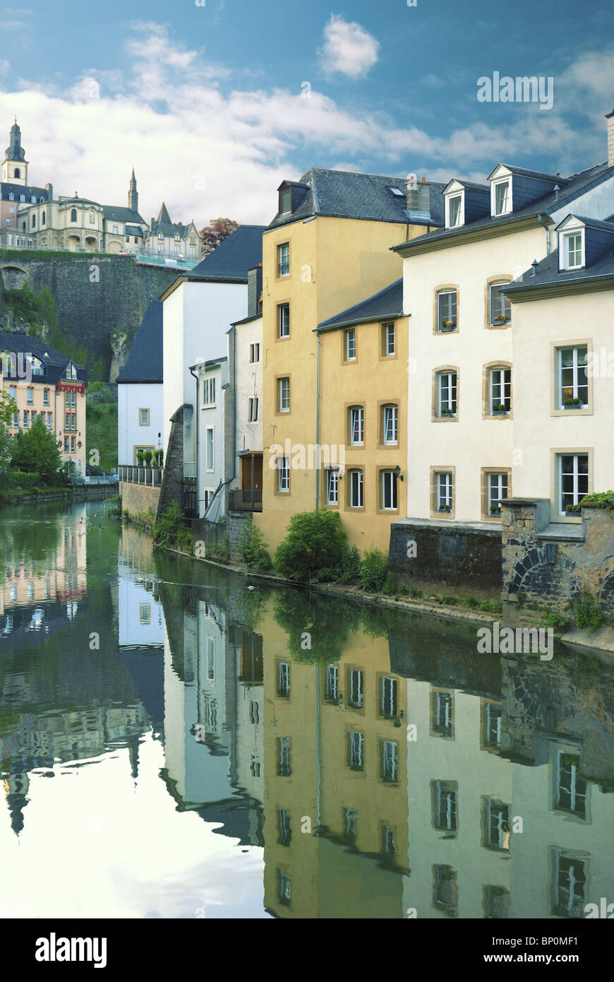 Río Alzette en el centro de Luxemburgo trimestre Gronn Foto de stock