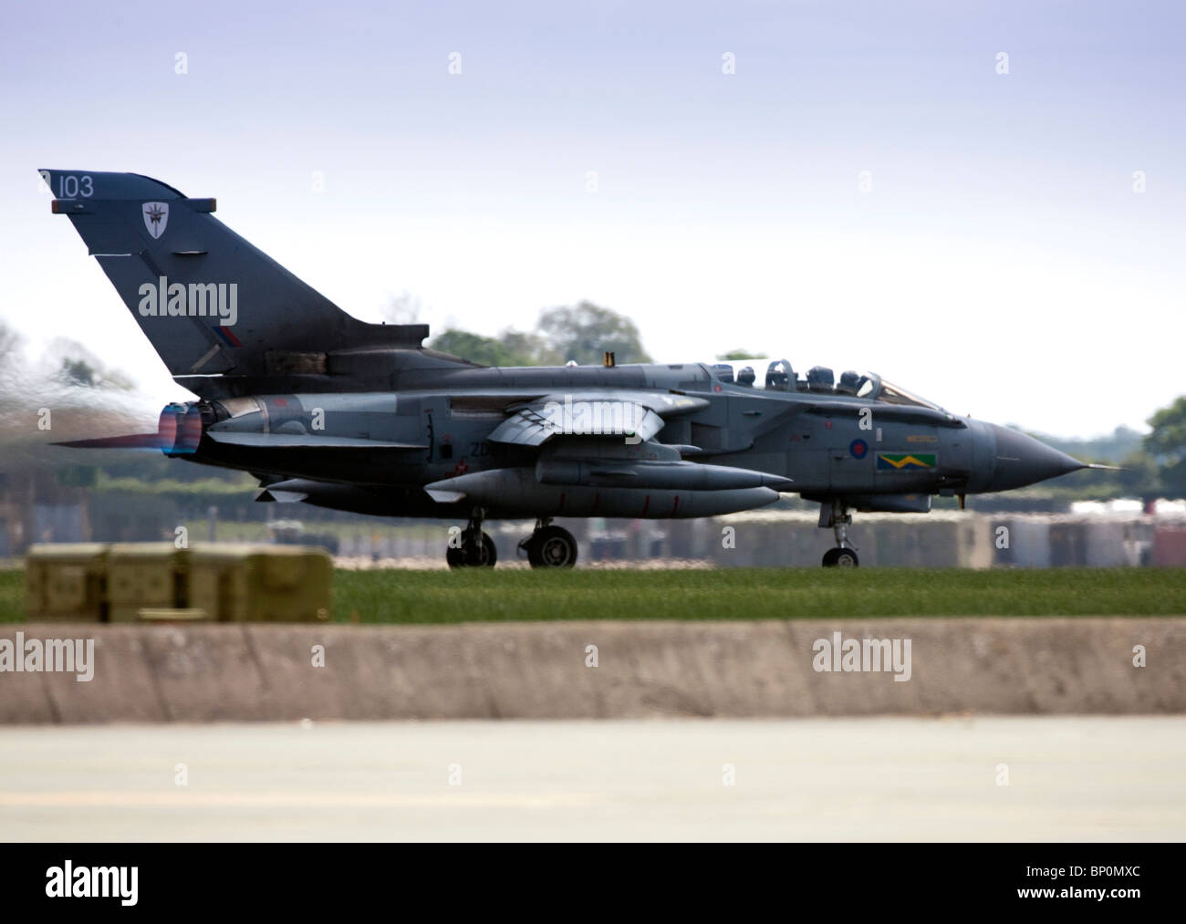 Jet de combate Tornado GR4 aviones despegan de la RAF Marham, en Norfolk, uno de los fundamentos bajo amenaza de cierre bajo la defensa Foto de stock