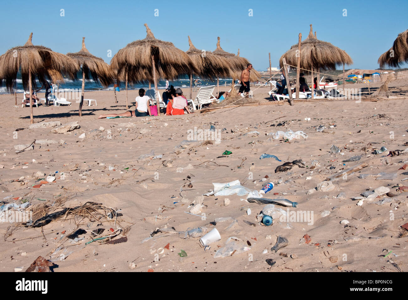Basura en Gammarth playa del Mar Mediterráneo, en Túnez, Túnez Foto de stock