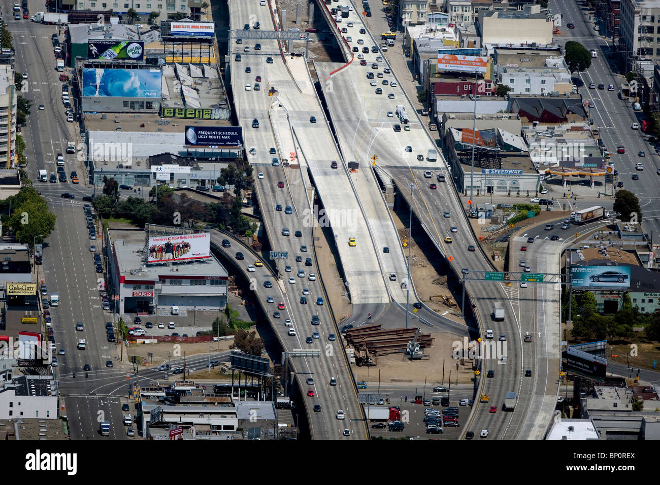 Vista aérea de 10 carteleras numerosos signos adicionales de la interestatal 80 en la rampa de salida lateral de San Francisco Bay Bridge Foto de stock