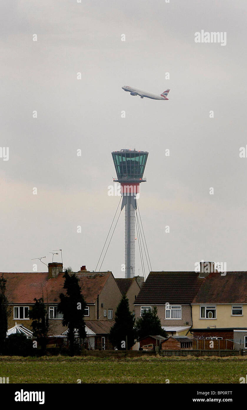 Un avión de British Airways despega desde el aeropuerto londinense de Heathrow. Fotografía por James Boardman. Foto de stock