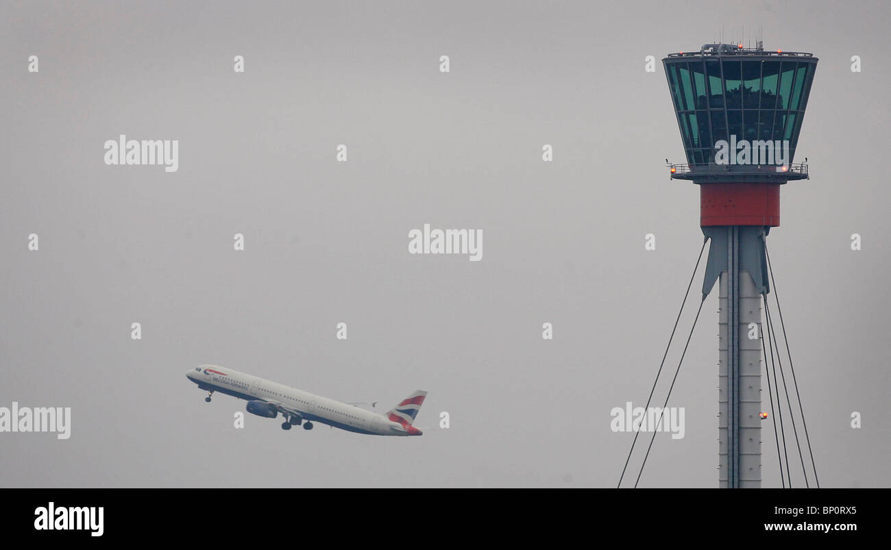 Un avión de British Airways despega desde el aeropuerto londinense de Heathrow. Fotografía por James Boardman. Foto de stock