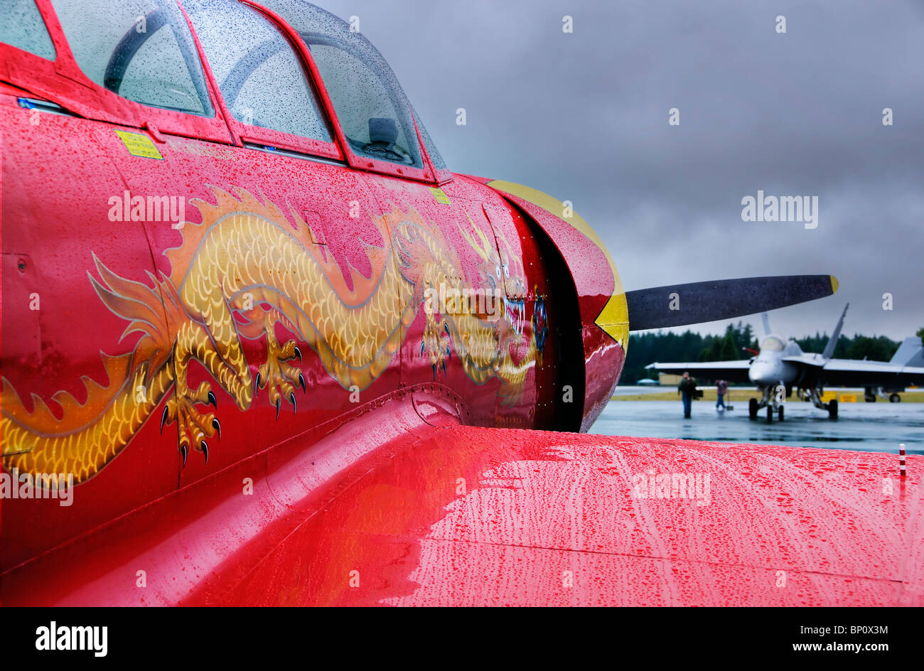 Vista mirando al lado de una hermosamente pintadas de rojo Nanchang CJ-6A en los Juegos Olímpicos de warbird Airshow en Tumwater, Washington. Foto de stock