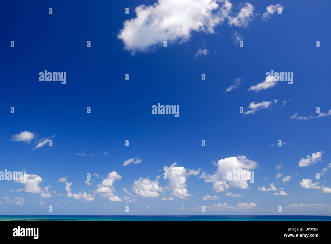 Cielo azul y nubes sobre el Mar Caribe, donde se encuentra con el Océano  Atlántico, Puerto Rico Fotografía de stock - Alamy