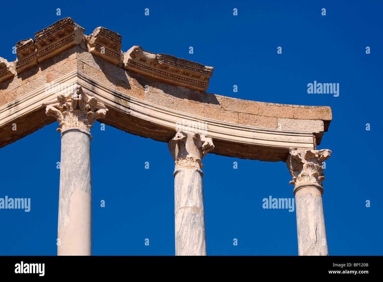 Mérida, provincia de Badajoz, España. El teatro romano, construido en el primer siglo A.C. Detalle del colonnade detrás del escenario. Foto de stock