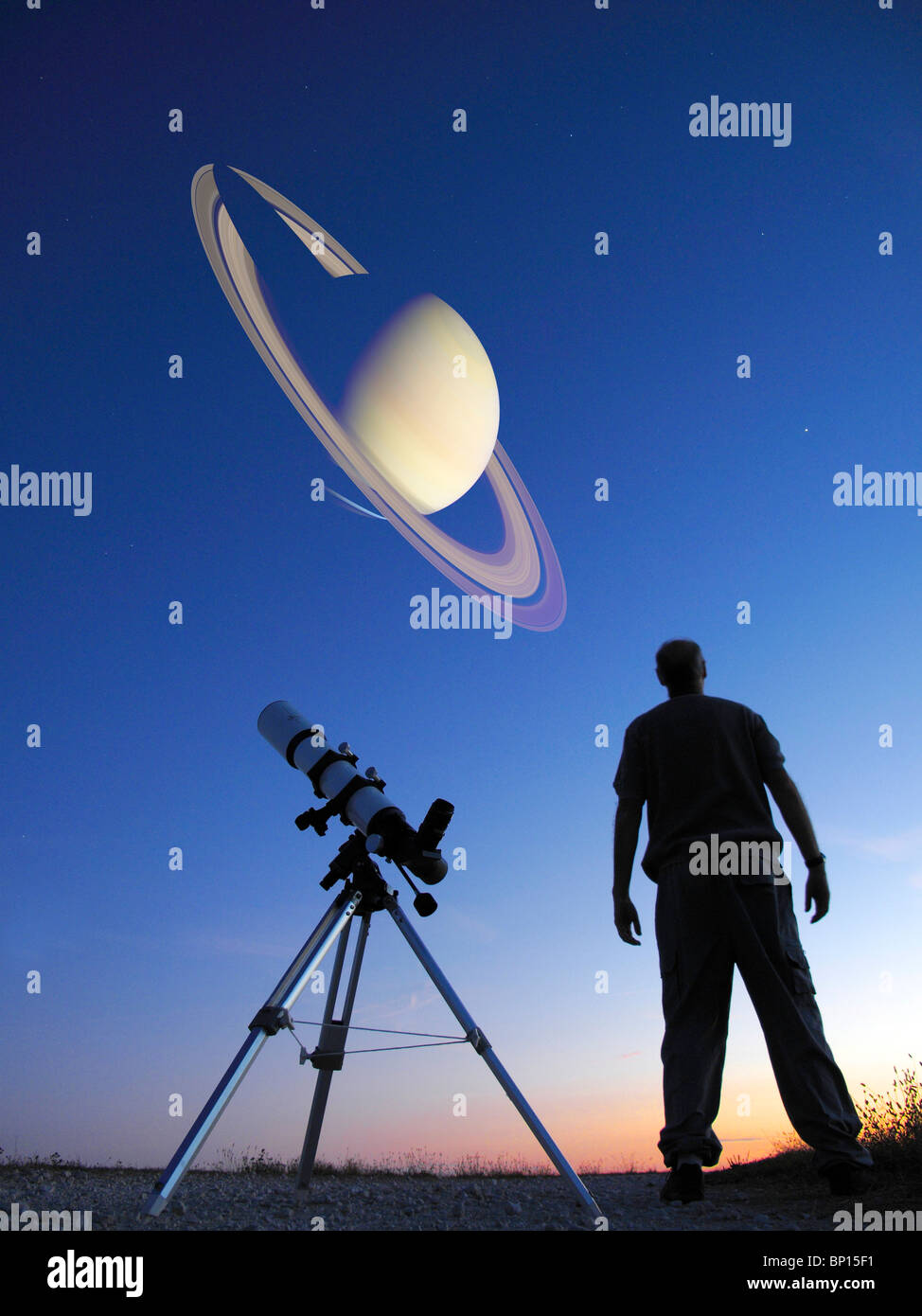 Hombre mirando a Saturno, telescopio Foto de stock